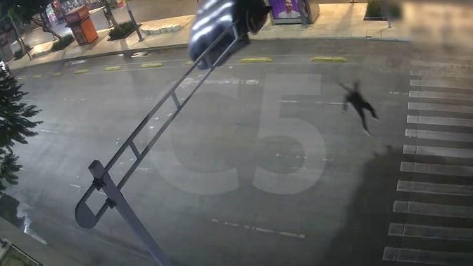 Paracaidista choca con un semáforo en México