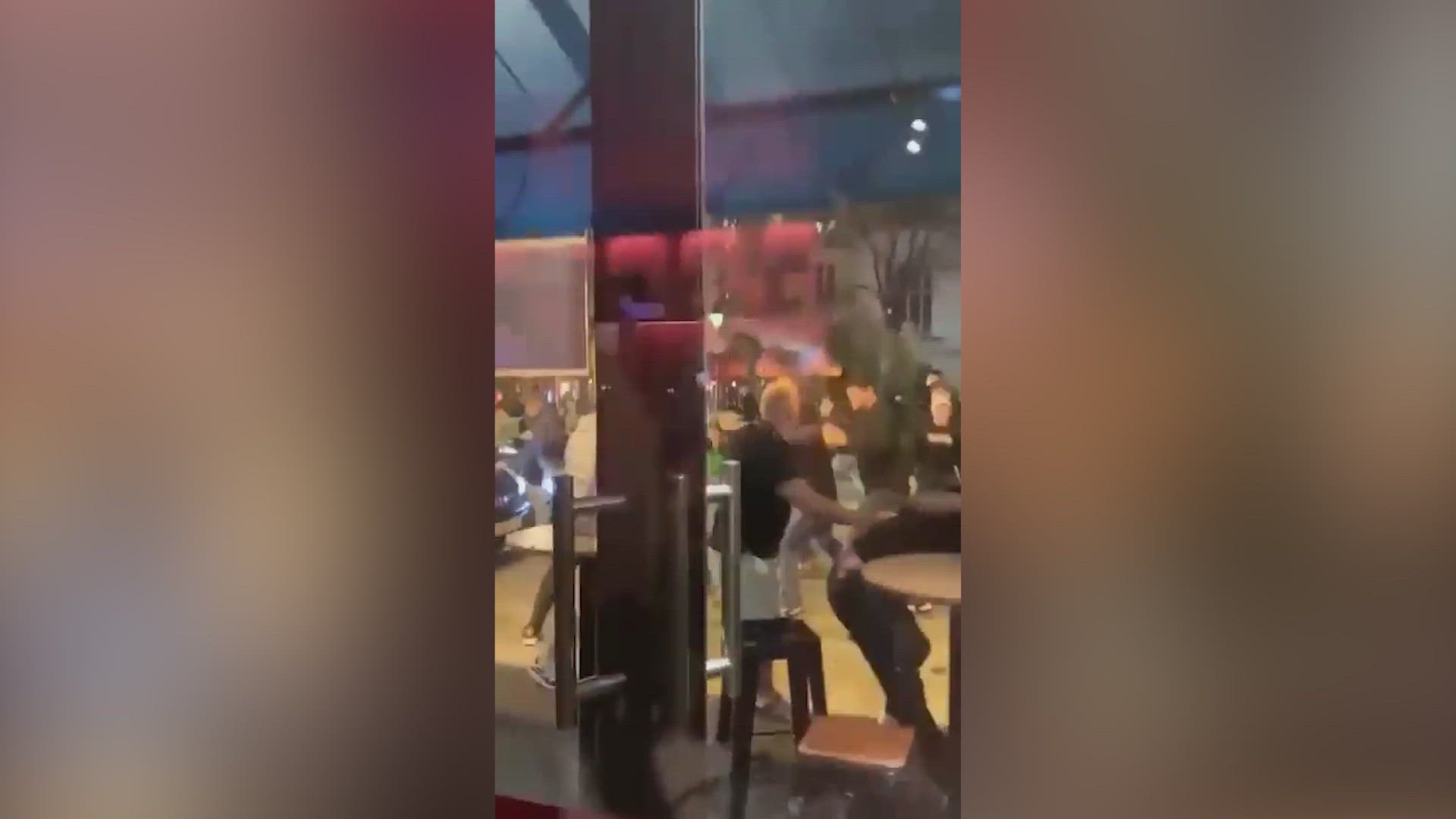 Ultras del PSG atacan a aficionados del Aston Villa durante el Arsenal-Real Madrid