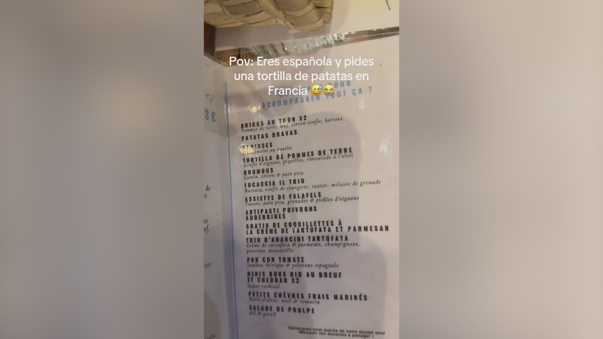 Una española pide tortilla de patatas en Francia y lo que le traen indigna a media España: viral