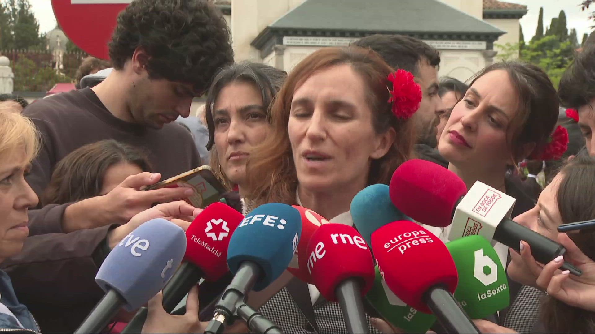 Mónica García critica a los que "se centran" en mensajes privados de Sánchez