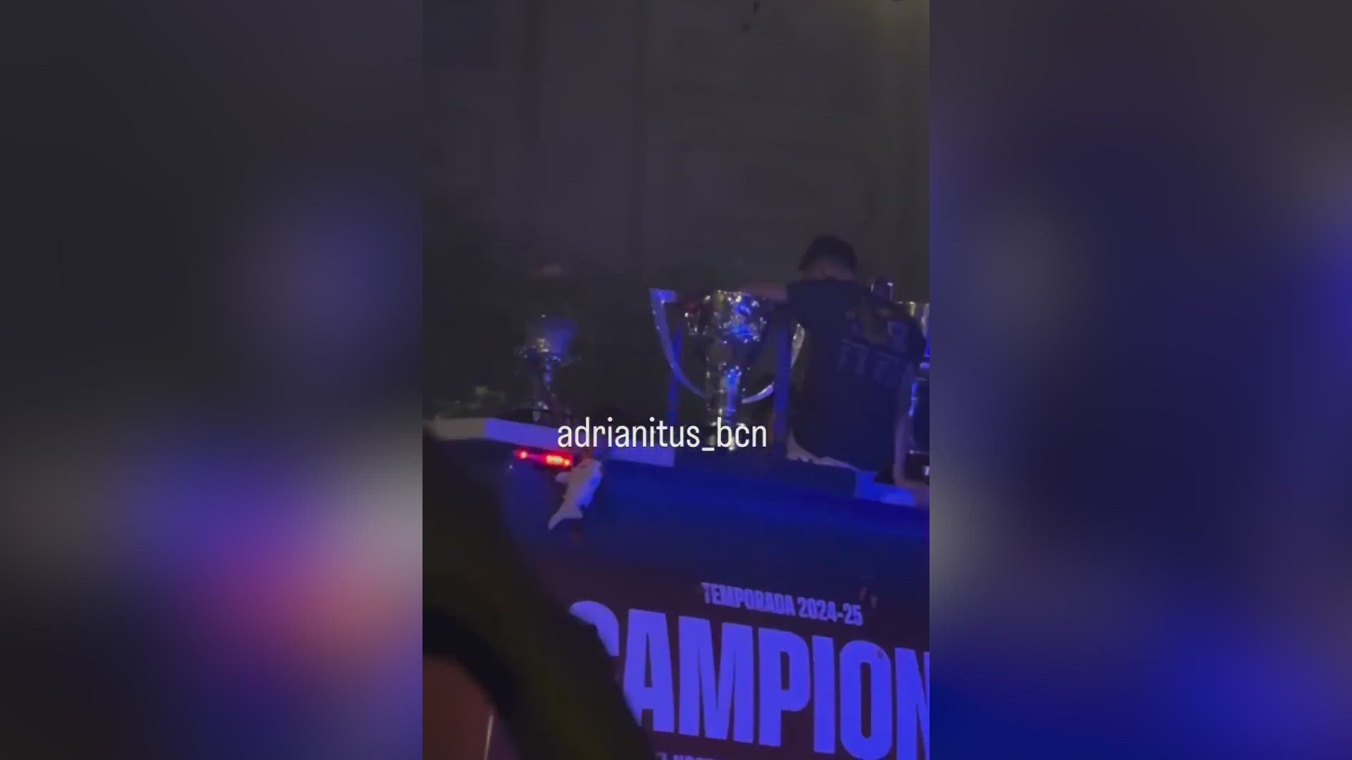 La peligrosa caída de Iñigo Martínez en el autobús de la rúa