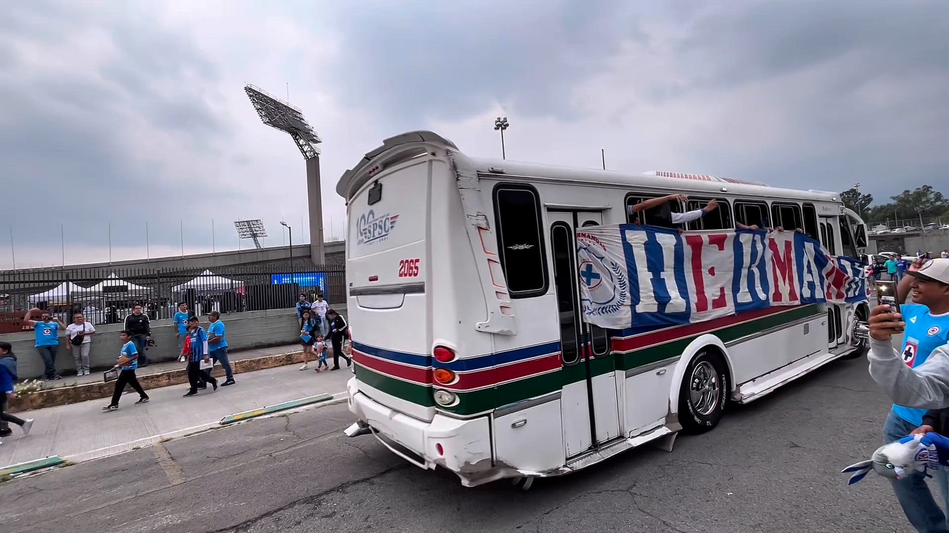 La porra de Cruz Azul armó la fiesta en el Olímpico Universitario previo a la final de Concachampions