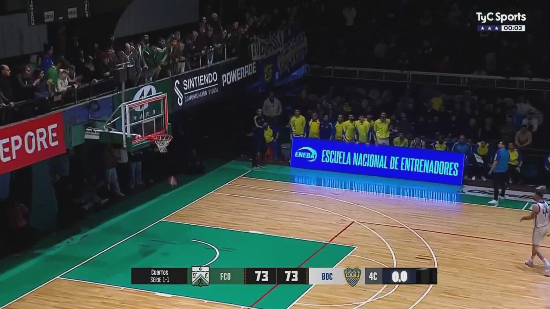 Solo sale una de un millón de intentos y lo hizo en unos playoffs para ganar sobre la bocina: canasta imposible en Argentina