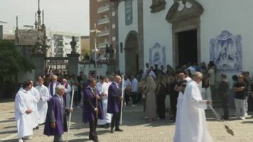 La mujer de Diogo Jota llora desconsolada junto al féretro en su llegada al cementerio