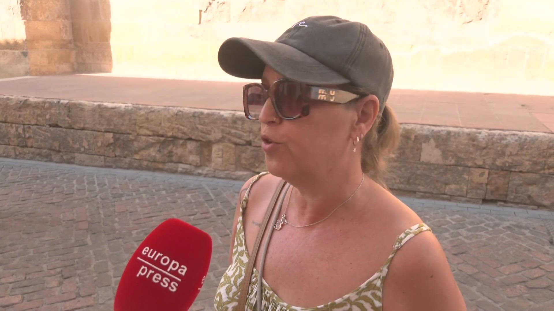 Turistas visitan la Mezquita de Córdoba con la "pena" por el incendio y destacan el olor a humo