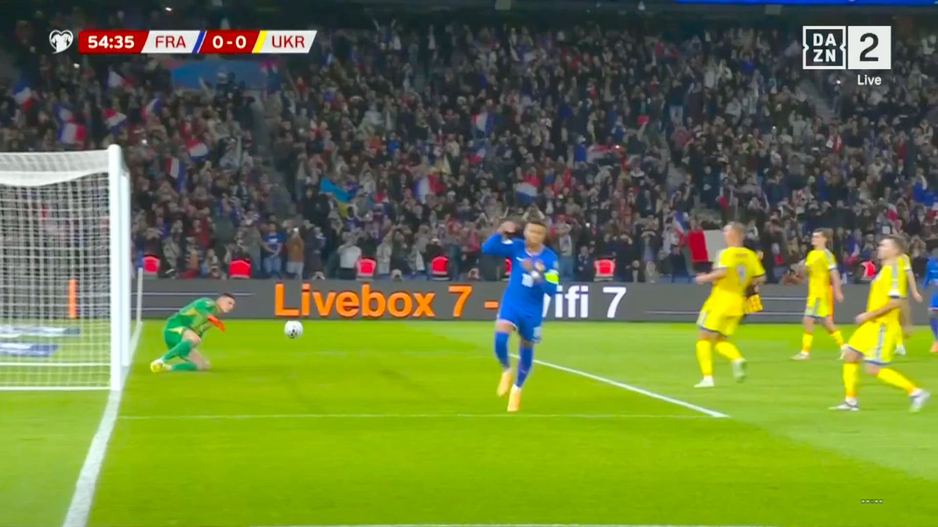 Con el lío de los penaltis en el Madrid va Mbappé y lo tira así: ¿se atreverá a lanzar así el siguiente?