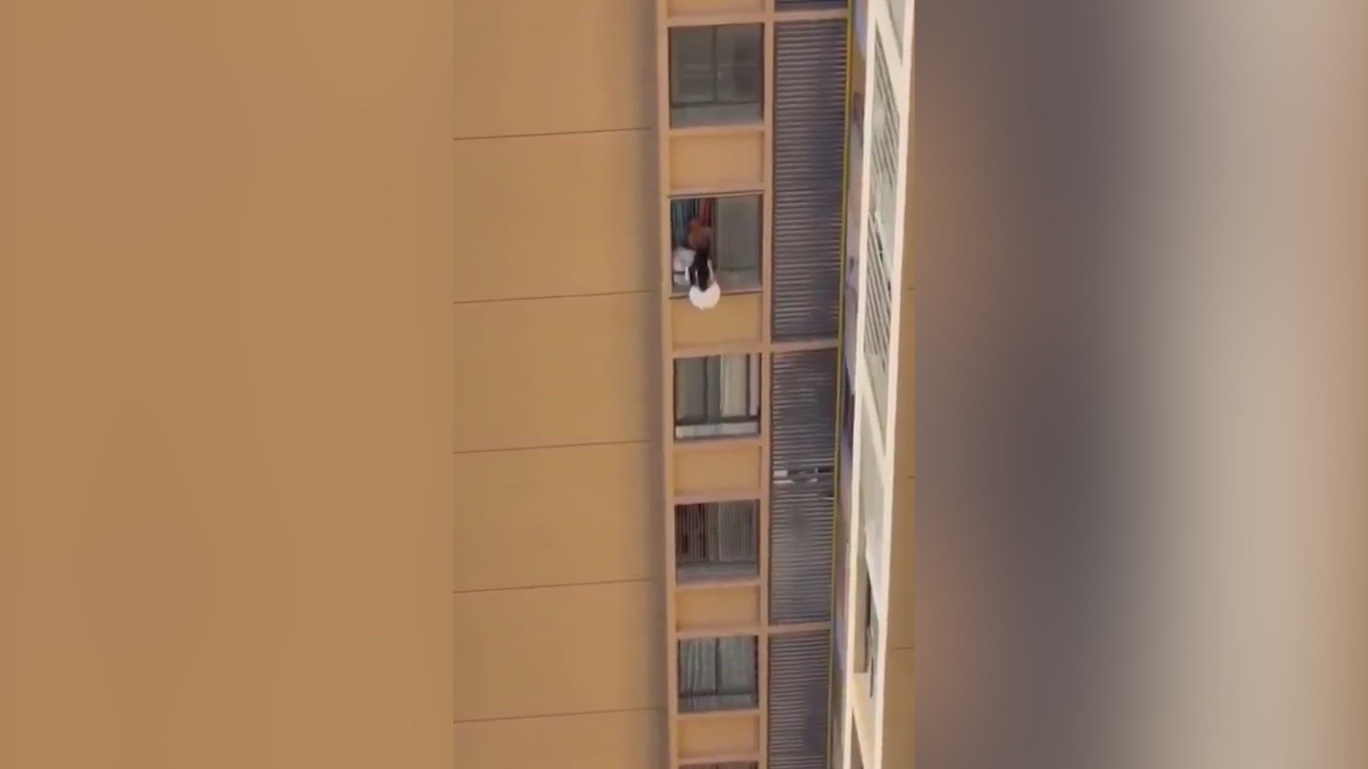La fuga viral de una amante de un piso en la 13ª planta de un edificio: secuencia de película