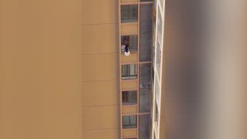 La fuga viral de una amante de un piso en la 13ª planta de un edificio: secuencia de película