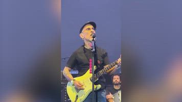 Fito se emociona tocando 'Las nubes de tu pelo', la canción que le escribió a Robe