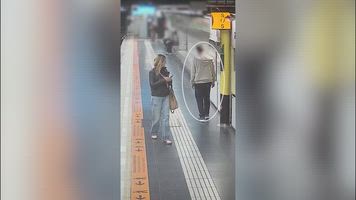 Una ‘mossa d’esquadra’ fuera de servicio rescata a un hombre que cayó a las vías del metro