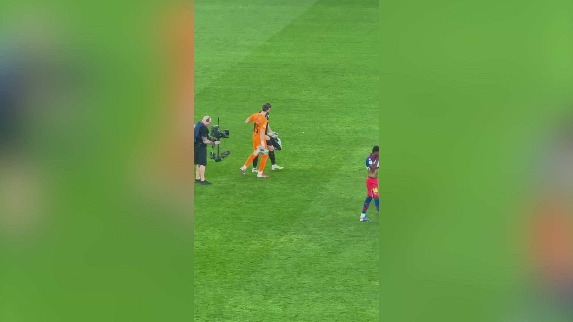 Mucho honor lo que pasó con Unai Simón nada más pitó el árbitro: primero Joan García y luego el resto 