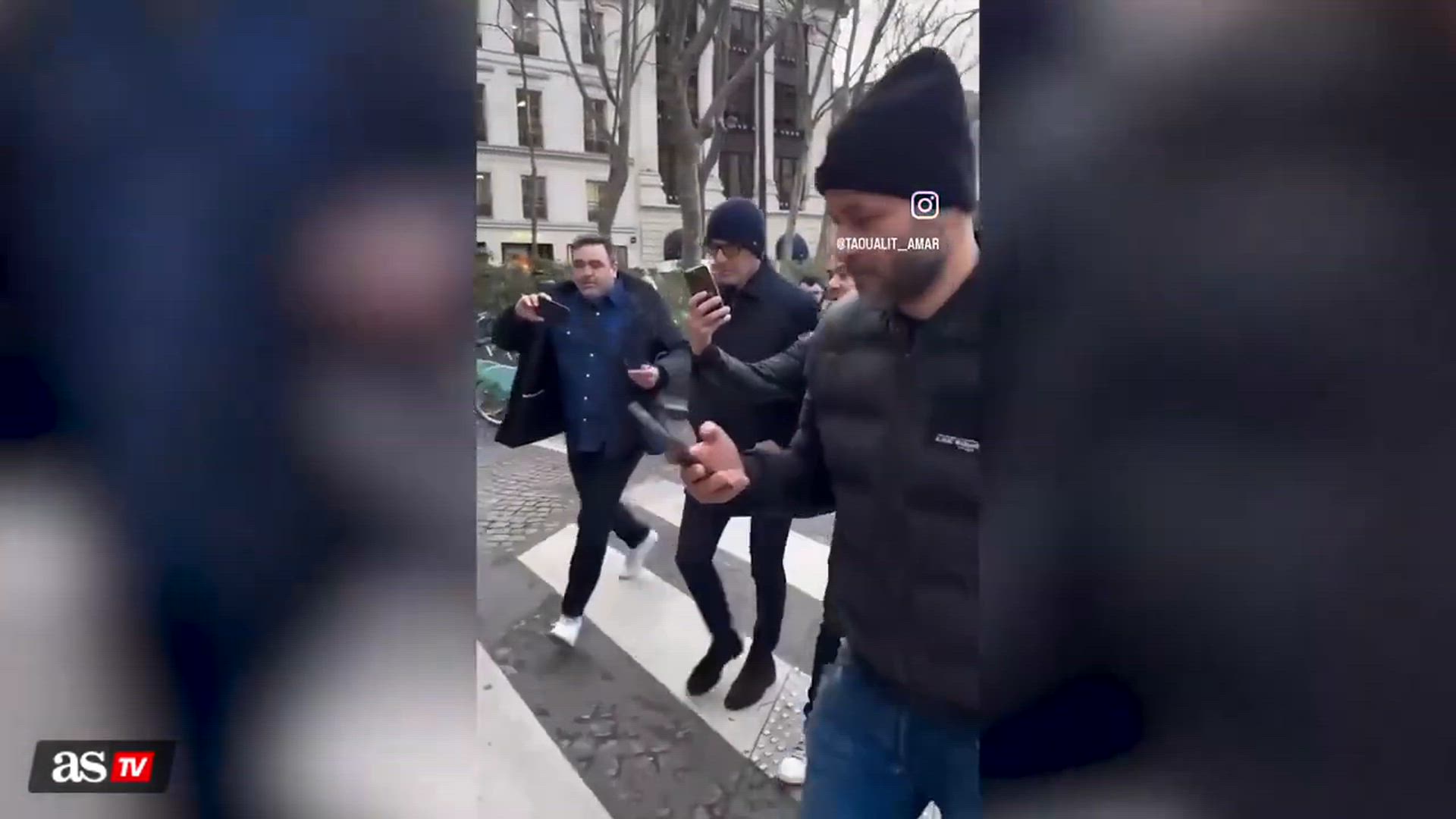 En Francia apoyan a Zinedine Zidane por el "abuso" de fans en el funeral de Courbis en París