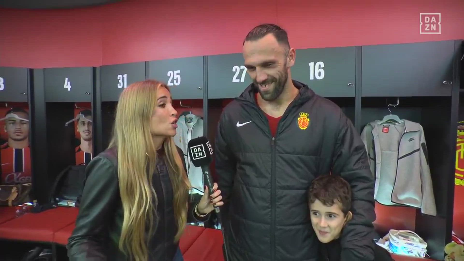 Entrevista a Muriqi dentro del vestuario del Mallorca y la periodista se queda a cuadros con lo que hacen los compañeros en directo