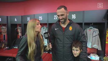 Entrevista a Muriqi dentro del vestuario del Mallorca y la periodista se queda a cuadros con lo que hacen los compañeros en directo