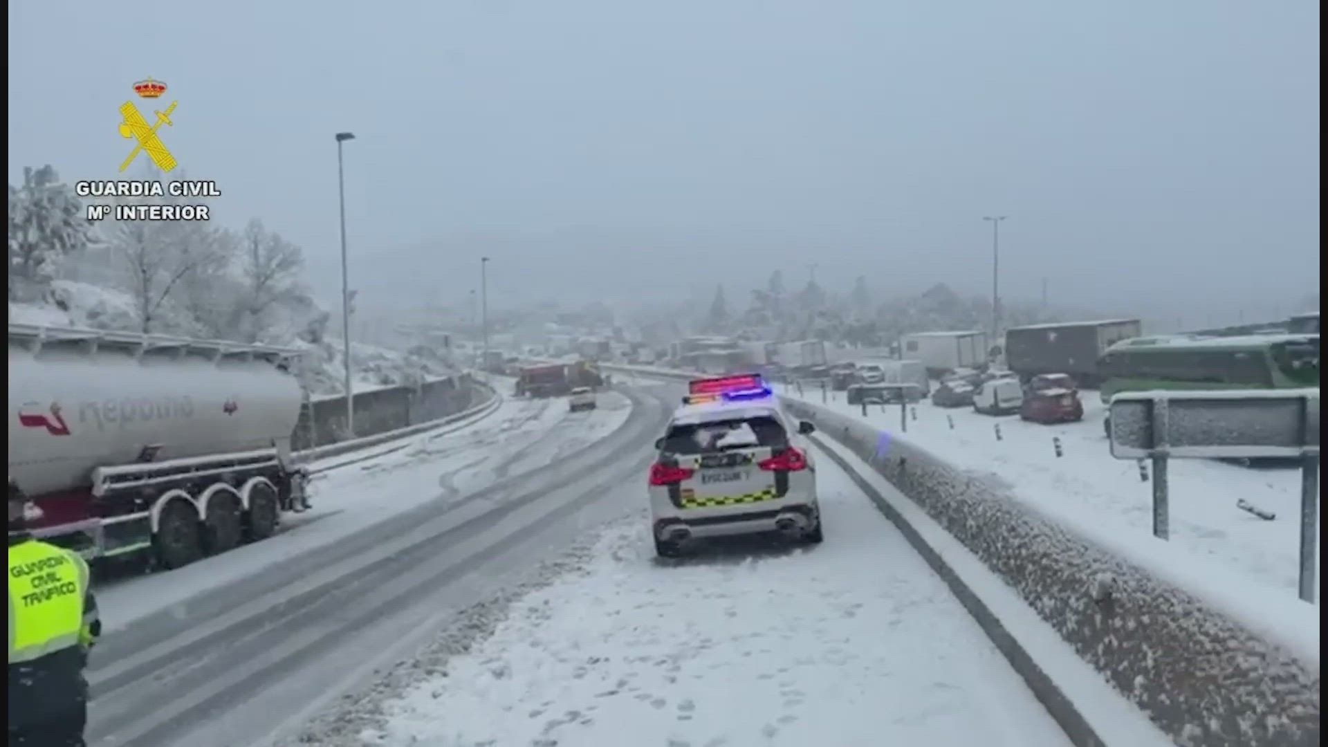 La Guardia Civil auxilia a los vehículos atrapados por la nieve en Madrid
