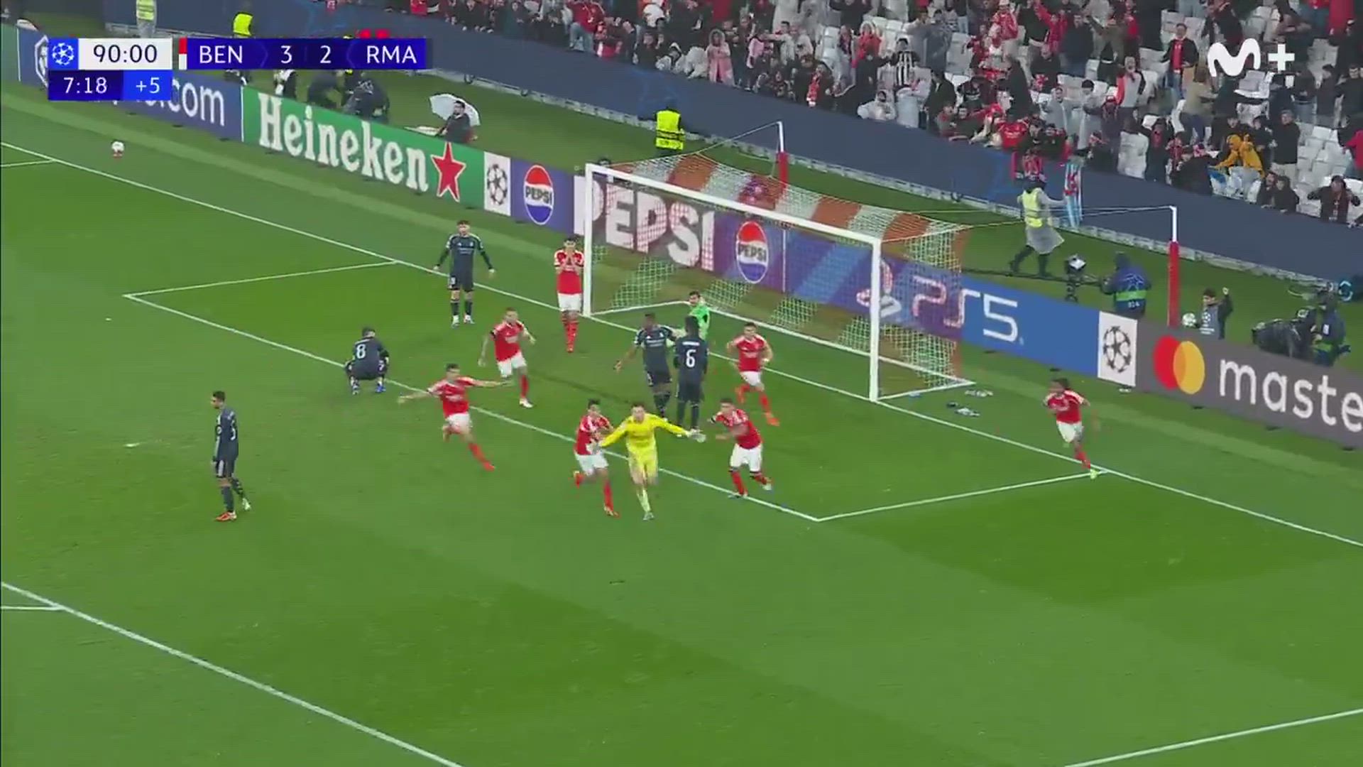 Suena a broma pero no lo es: vean el golazo del portero del Benfica al Madrid en el 97′ que condena al playoff a los blancos