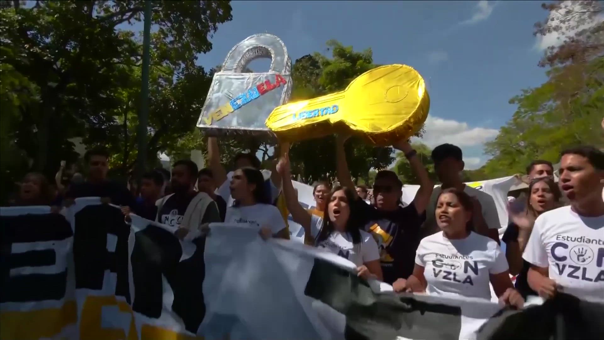 Estudiantes venezolanos exigen la libertad de los presos