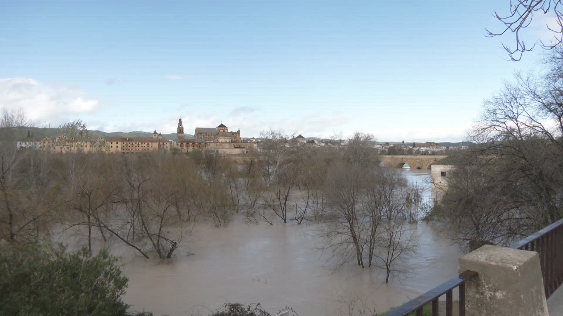 El Guadalquivir al límite: el rio a máxima capacidad a su paso por Córdoba