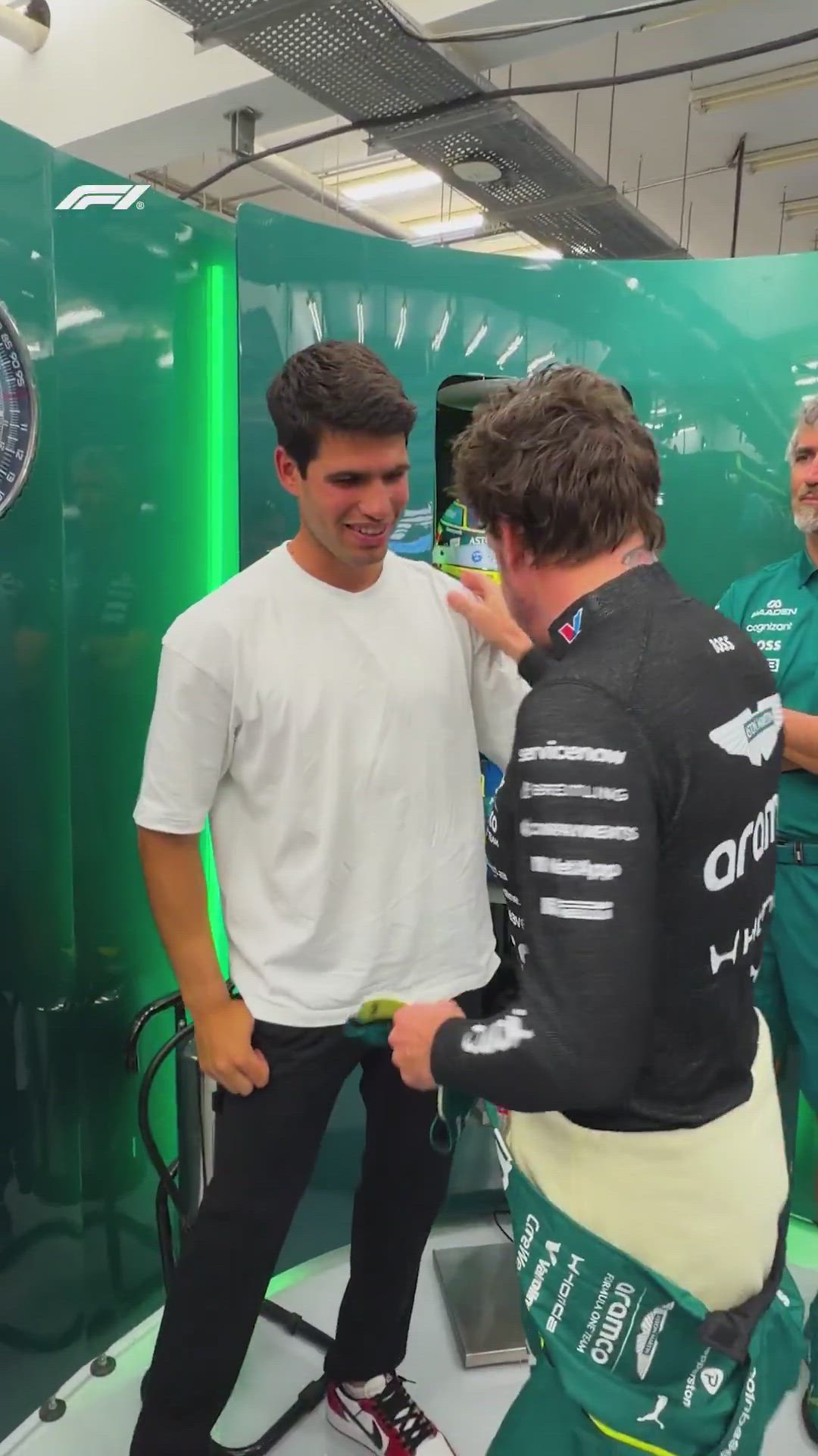 Fernando Alonso y Carlos Alcaraz se encuentran en los test de Bahrein