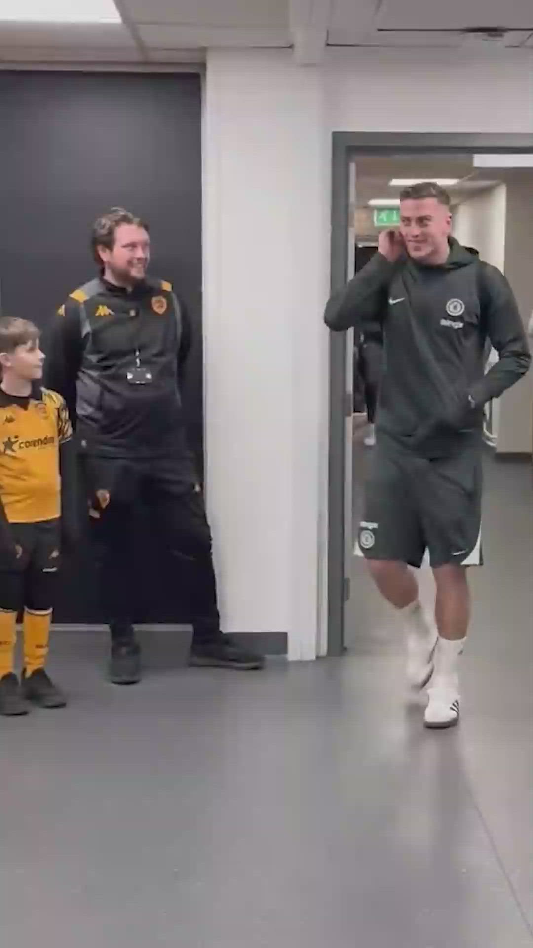 La imagen de la vergüenza: los jugadores del Chelsea ignorando a unos niños