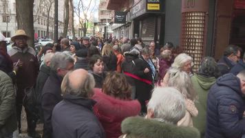 Largas colas para ver a Rufián, Emilio Delgado y Sarah Santaolalla