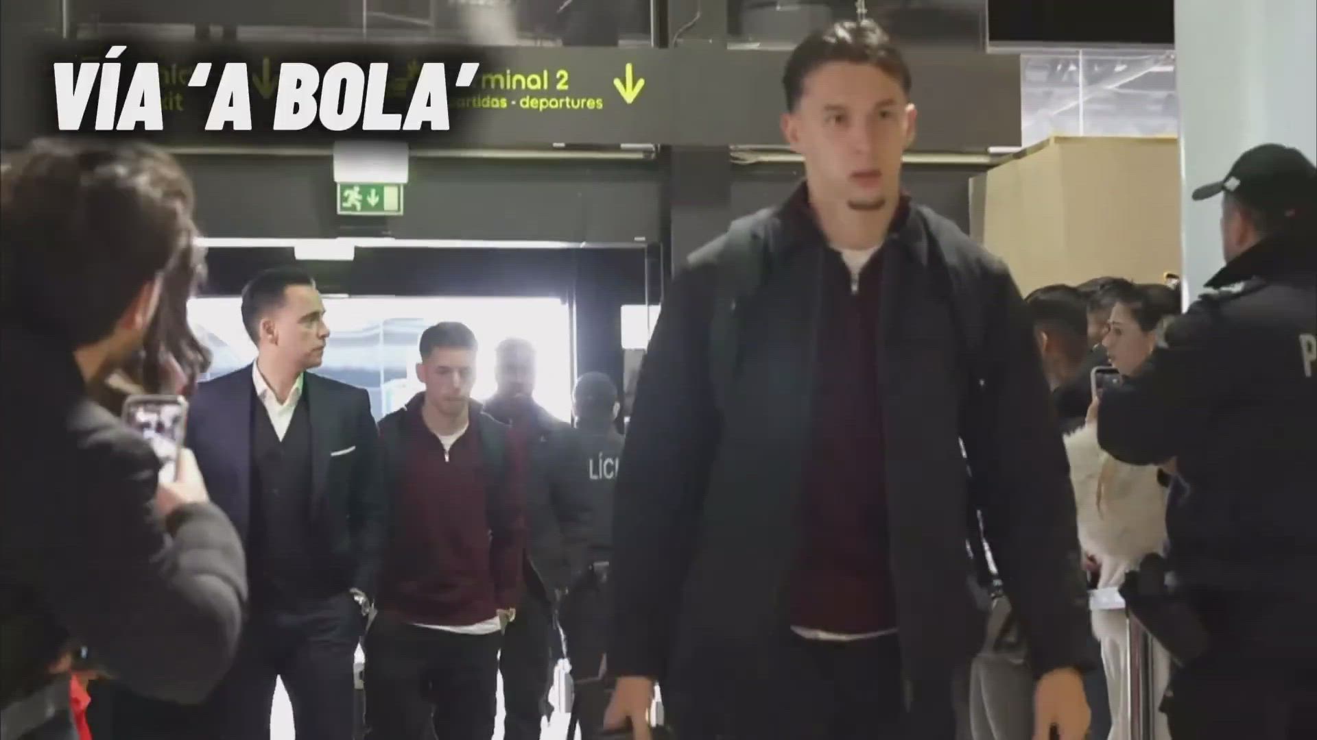 Captan la secuencia de Prestianni antes de subirse al avión a Madrid: juzguen ustedes