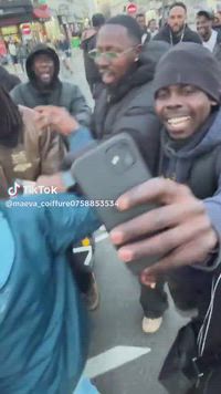 Kounde se pasea por el centro de París en bicicleta: desata la locura