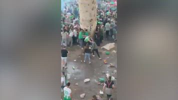Una escena surrealista y lamentable: aficionados del Betis pegándose entre ellos