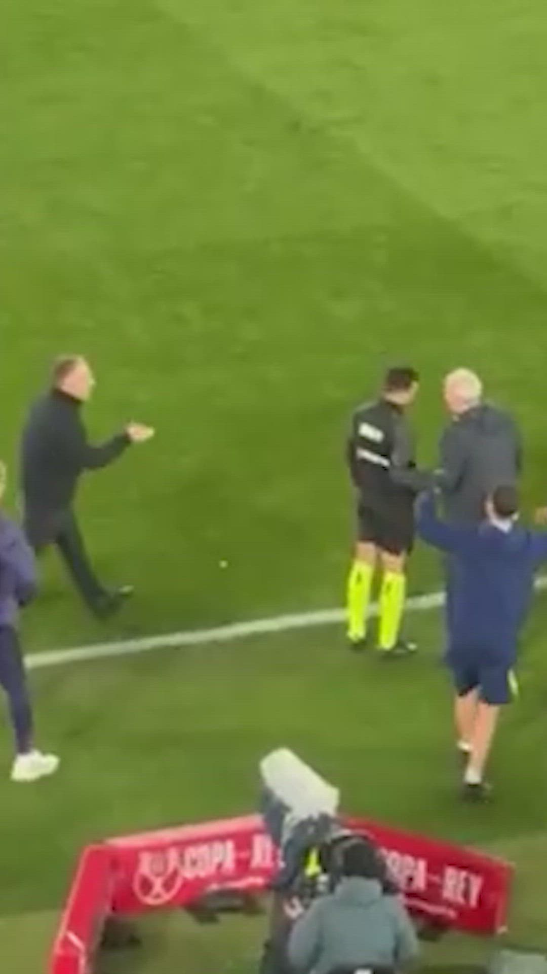 No se vio y va a dar que hablar: vean cómo llegó Flick al encuentro con Simeone tras el partido 