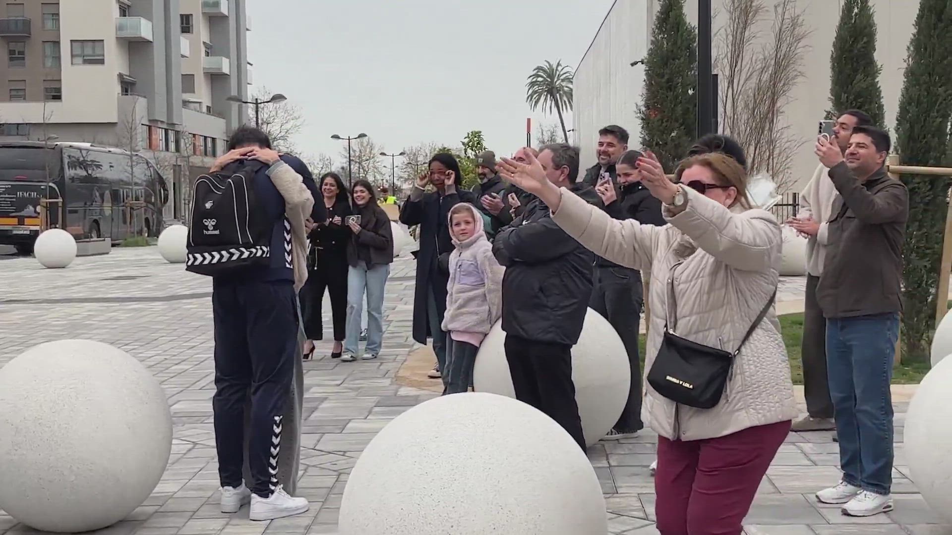 El emocionante rencuentro de los jugadores del Valencia Basket con sus familias tras días retenidos en Dubai
