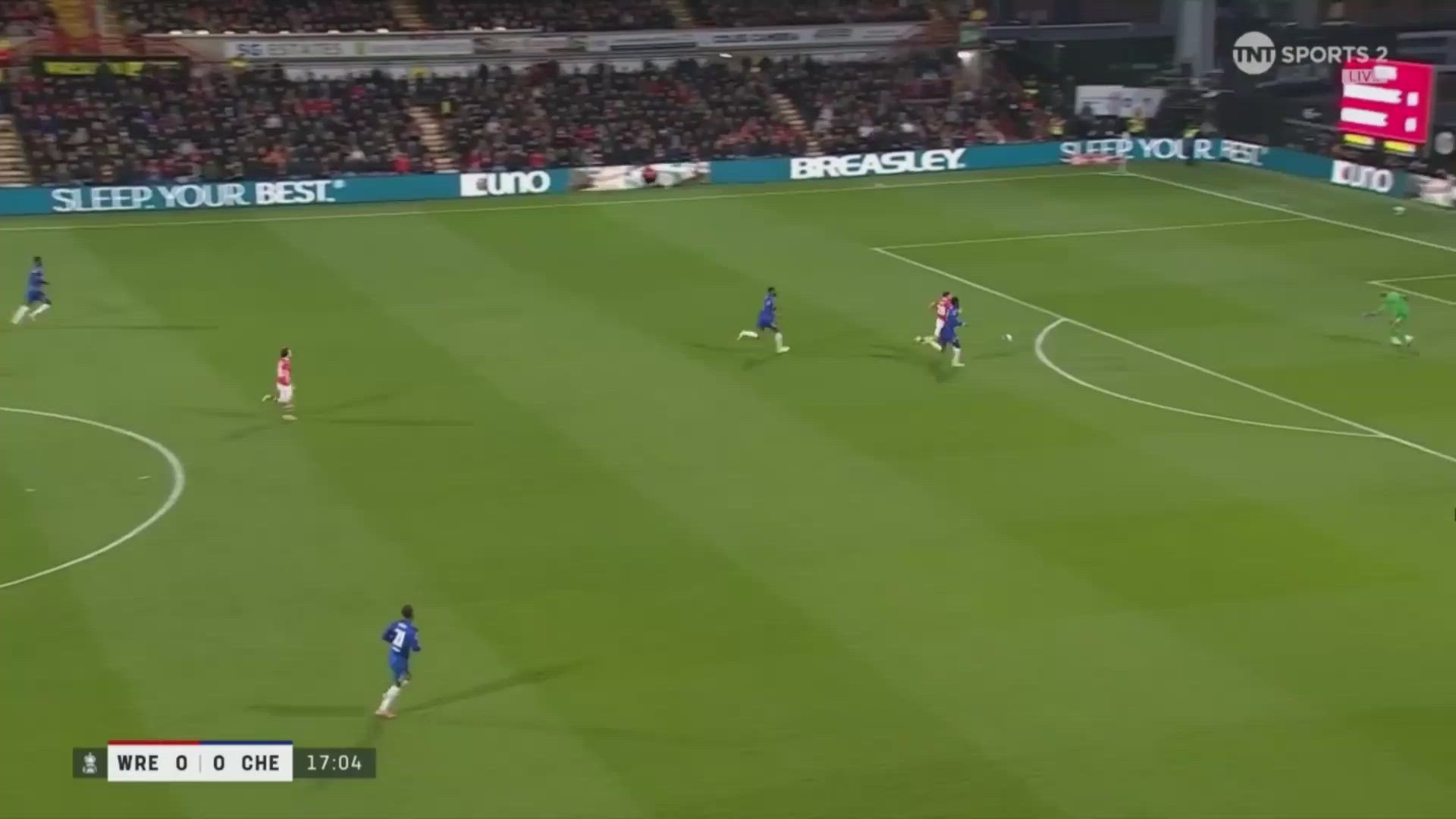 El golazo de Sam Smith al Chelsea que adelanta en el 18' al Wrexham en FA Cup