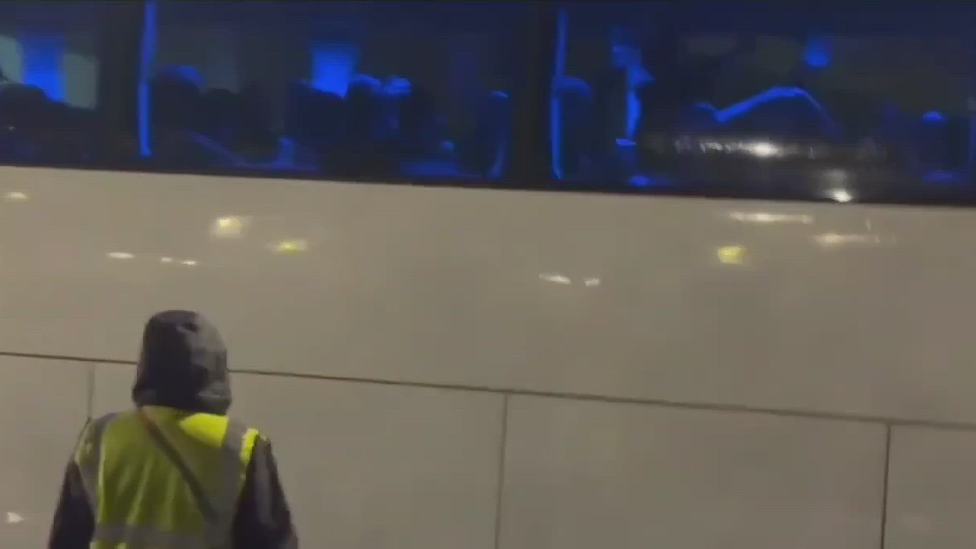 Los aficionados iraníes cortan la carretera ante la llamada de auxilio de la selección femenina