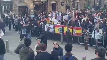 Un aficionado del City increpa a los aficionados del Madrid y estos responden