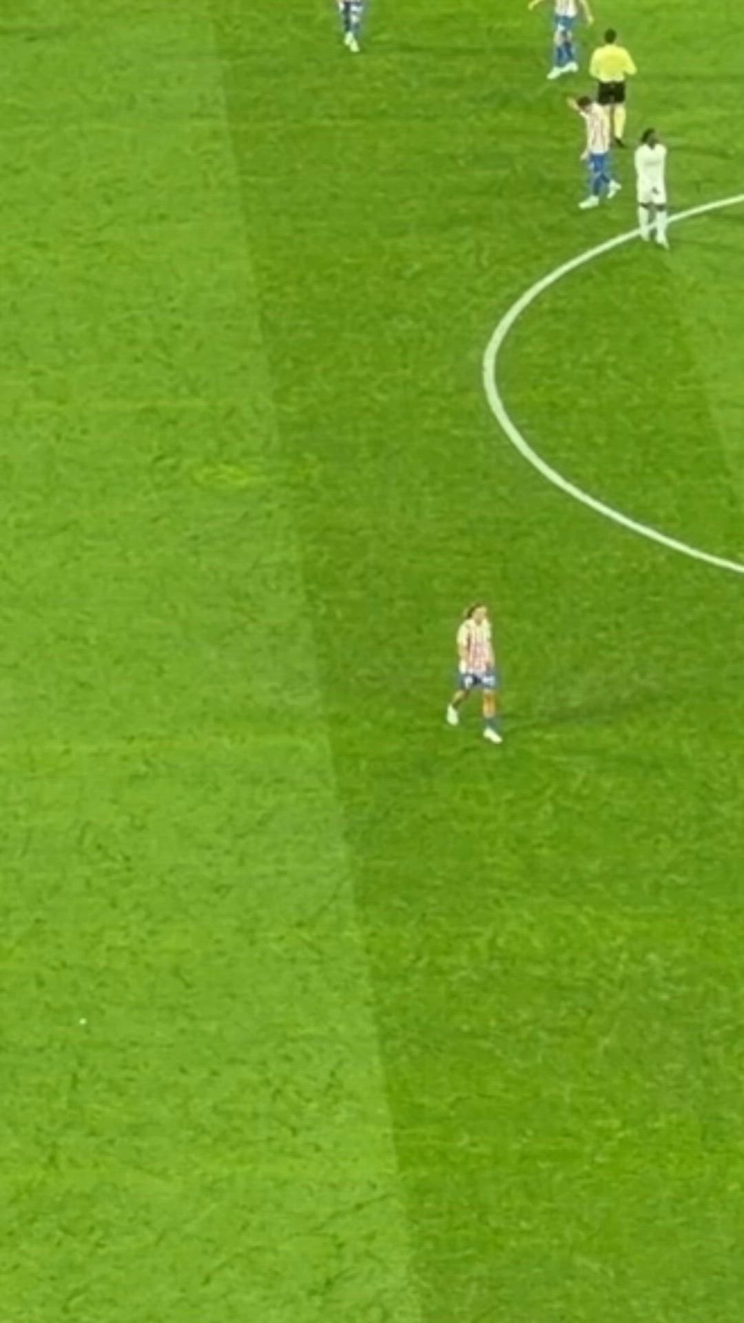 Vean lo que hizo LLorente nada más pitarse el final: explica bien lo enfadado que acabó el Atleti con el árbitro